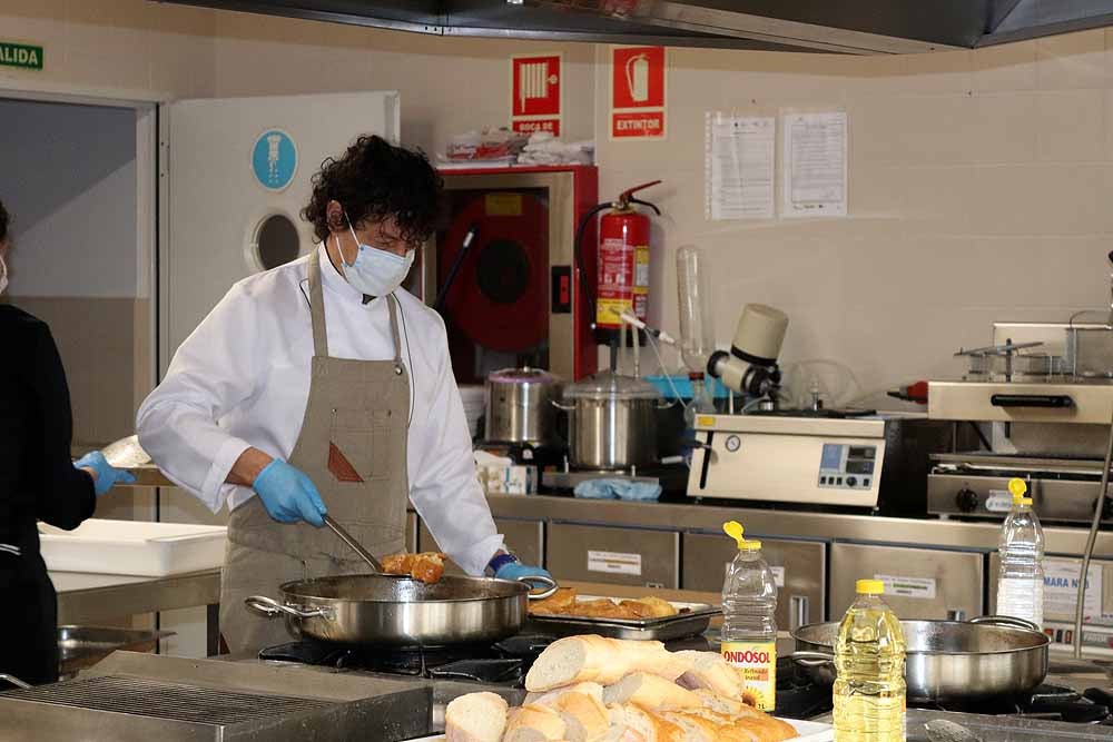 Fotos: Los cocineros de Burgos preparan torrijas para el personal del HUBU