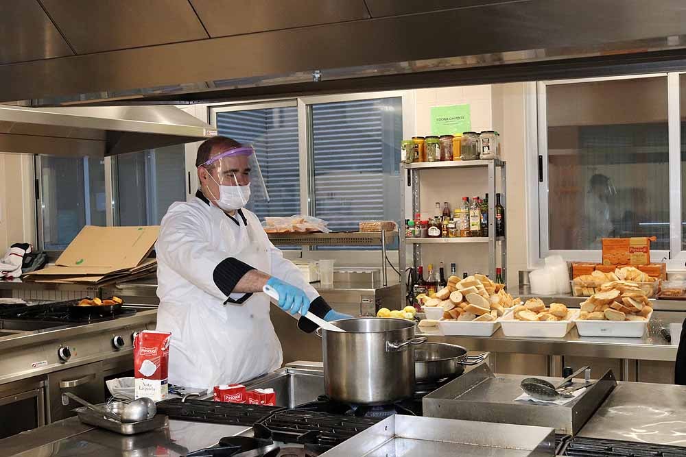 Fotos: Los cocineros de Burgos preparan torrijas para el personal del HUBU