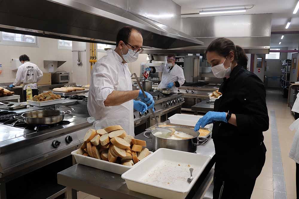 Fotos: Los cocineros de Burgos preparan torrijas para el personal del HUBU