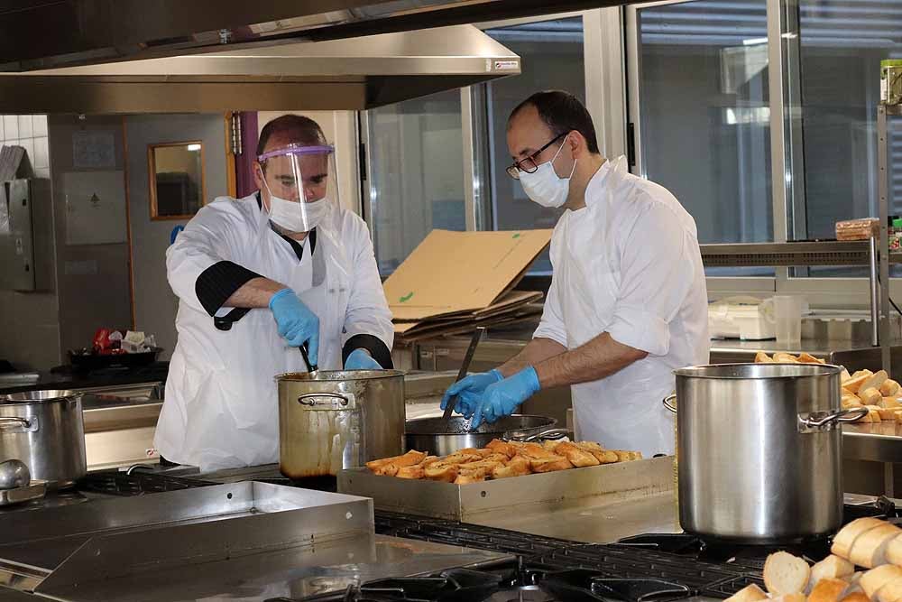 Fotos: Los cocineros de Burgos preparan torrijas para el personal del HUBU