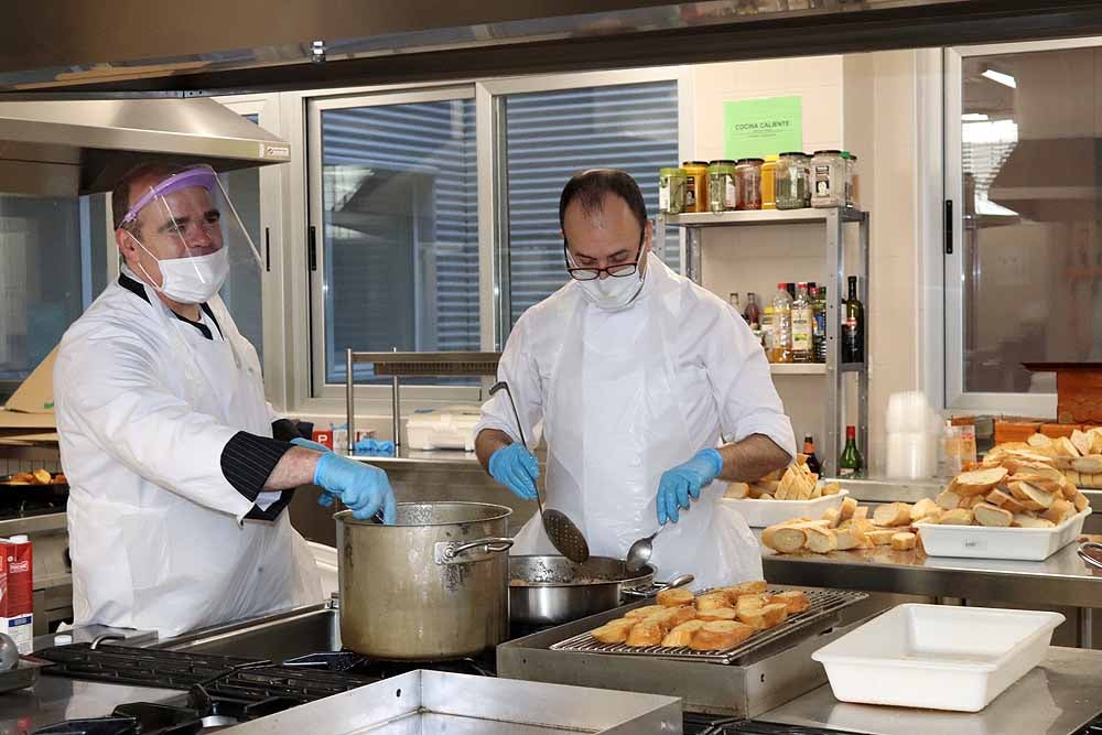 Fotos: Los cocineros de Burgos preparan torrijas para el personal del HUBU