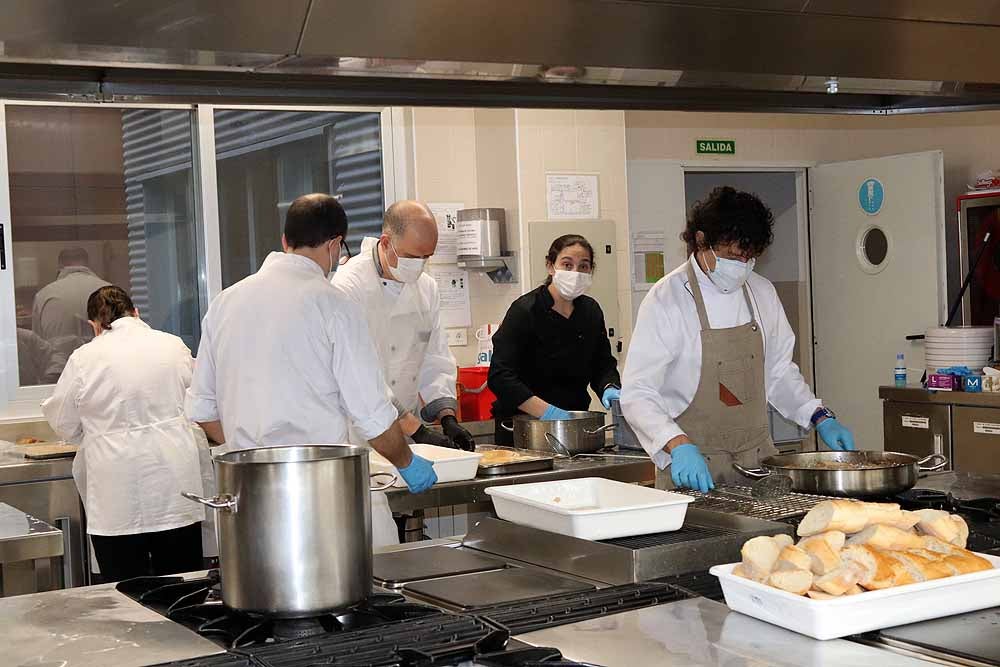 Fotos: Los cocineros de Burgos preparan torrijas para el personal del HUBU