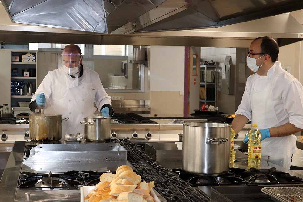 Fotos: Los cocineros de Burgos preparan torrijas para el personal del HUBU