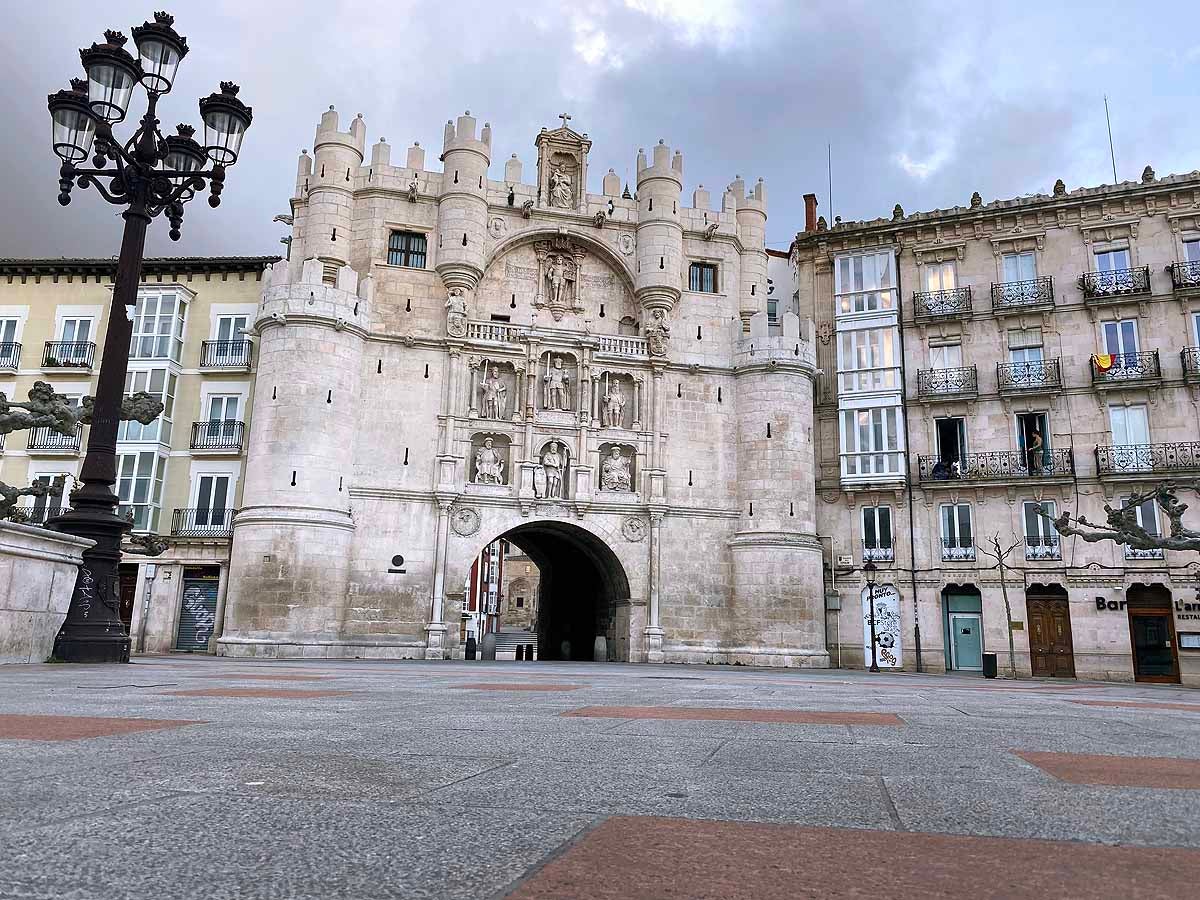 La Catedral, donde se hubiesen congregado este Viernes Santo cientos de personas, sobrecoge bajo la lluvia y la sombra del coronavirus.