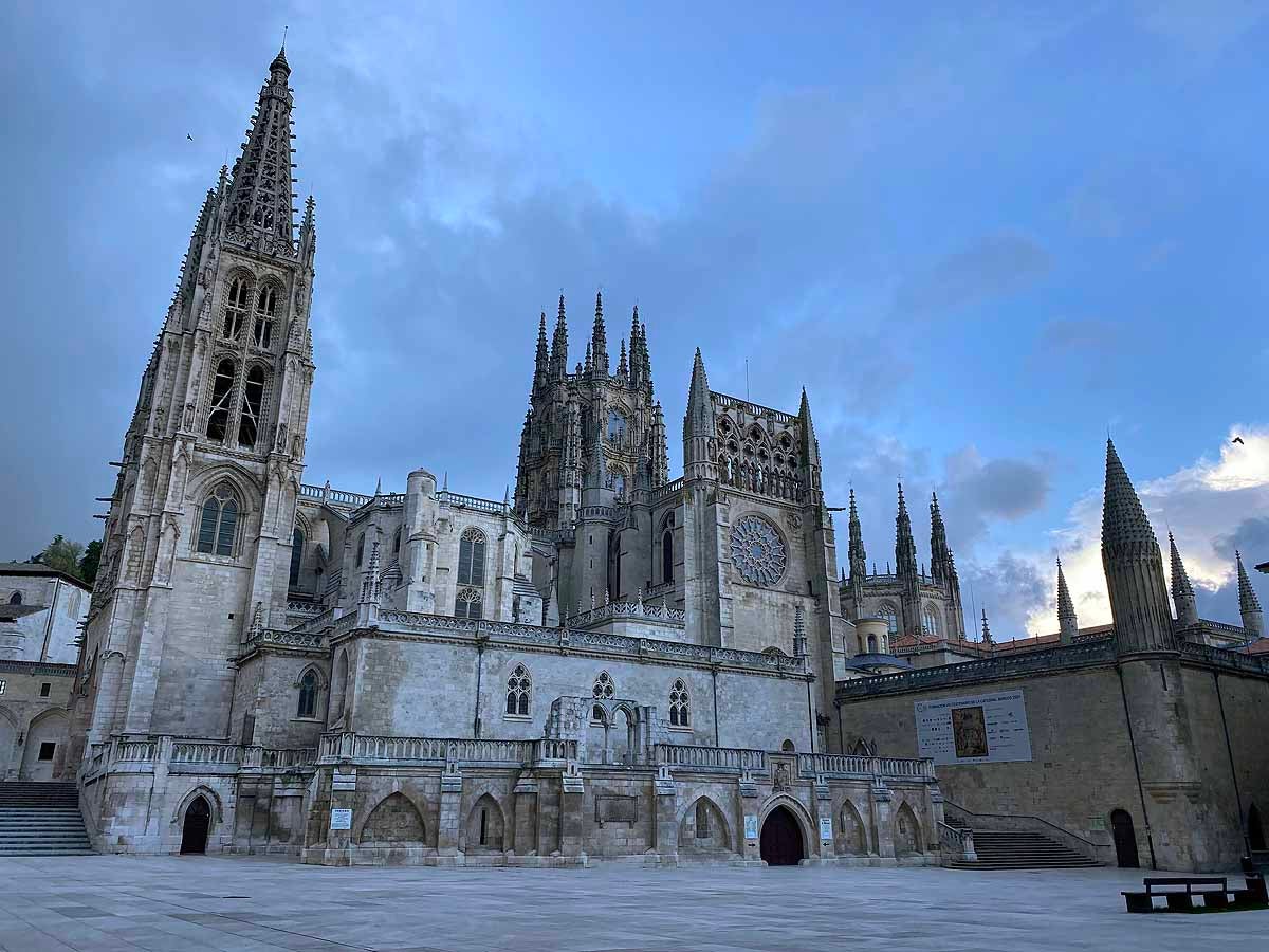 La Catedral, donde se hubiesen congregado este Viernes Santo cientos de personas, sobrecoge bajo la lluvia y la sombra del coronavirus.