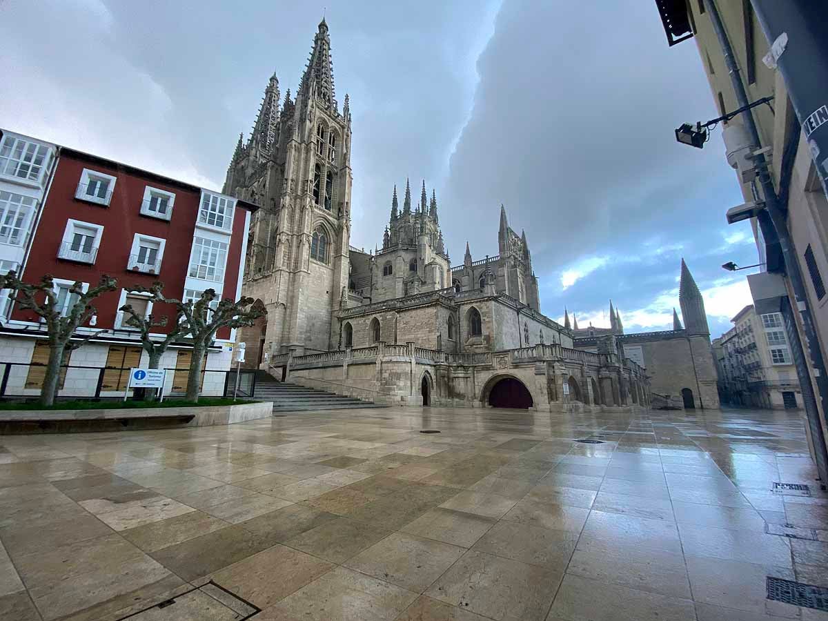 La Catedral, donde se hubiesen congregado este Viernes Santo cientos de personas, sobrecoge bajo la lluvia y la sombra del coronavirus.