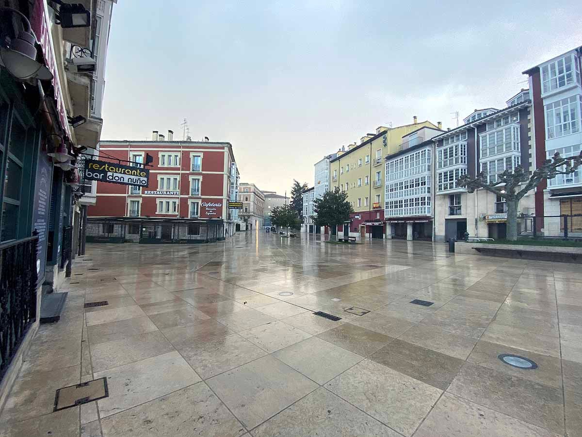 La Catedral, donde se hubiesen congregado este Viernes Santo cientos de personas, sobrecoge bajo la lluvia y la sombra del coronavirus.