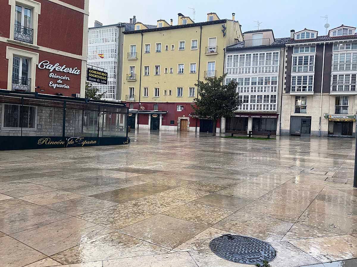 La Catedral, donde se hubiesen congregado este Viernes Santo cientos de personas, sobrecoge bajo la lluvia y la sombra del coronavirus.