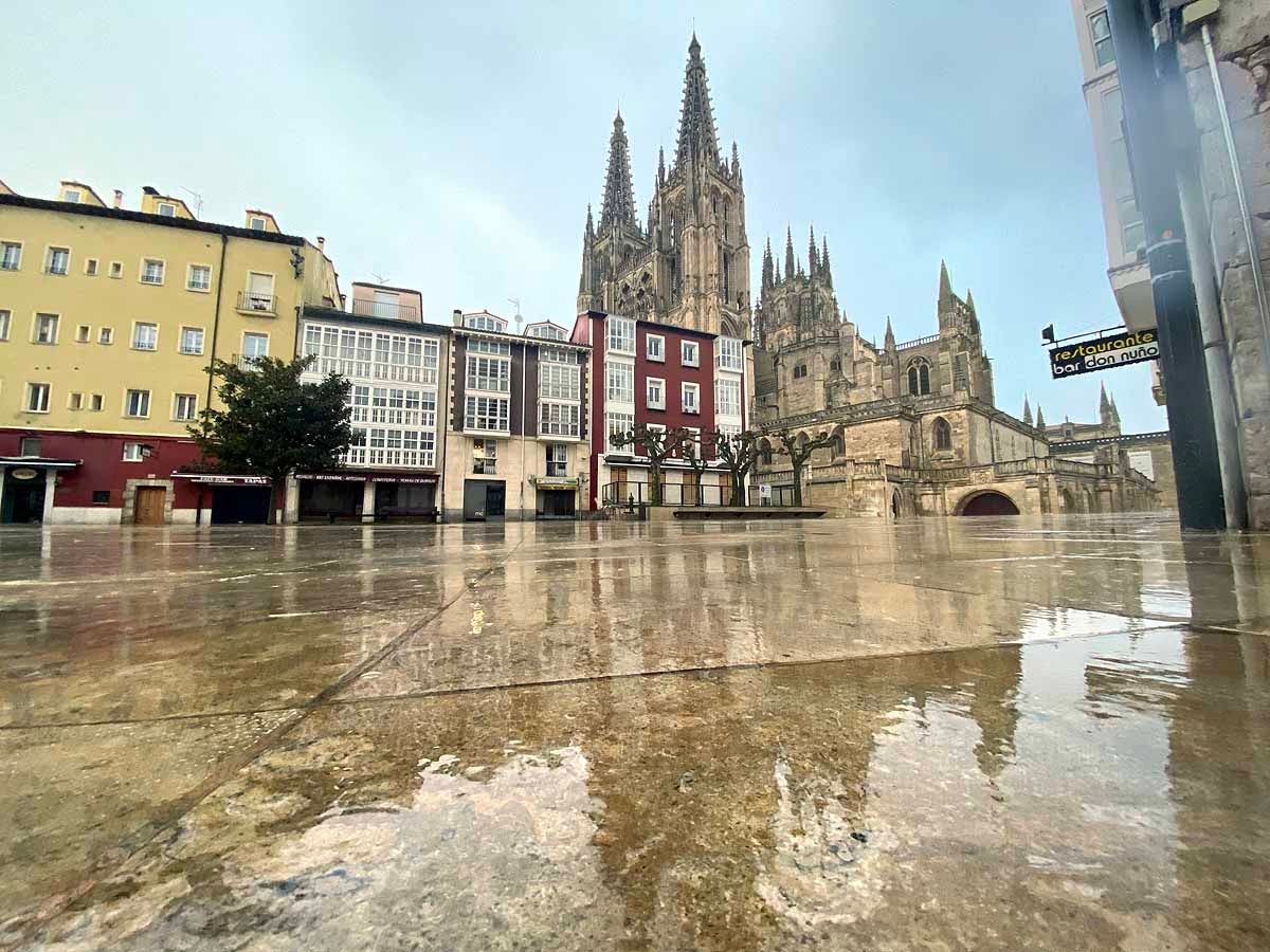 La Catedral, donde se hubiesen congregado este Viernes Santo cientos de personas, sobrecoge bajo la lluvia y la sombra del coronavirus.