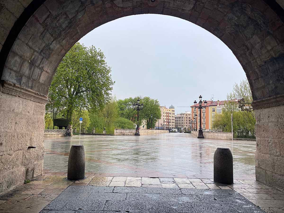 La Catedral, donde se hubiesen congregado este Viernes Santo cientos de personas, sobrecoge bajo la lluvia y la sombra del coronavirus.