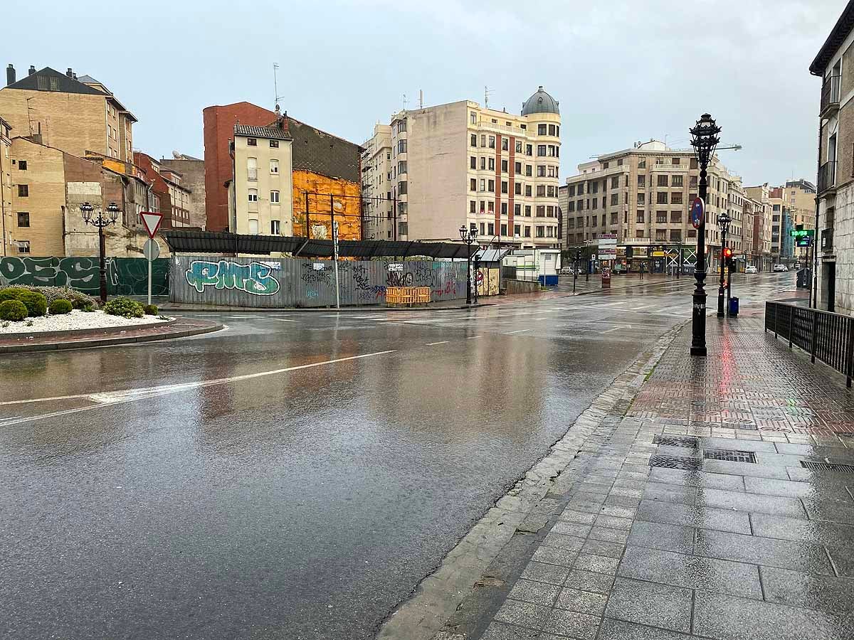 La Catedral, donde se hubiesen congregado este Viernes Santo cientos de personas, sobrecoge bajo la lluvia y la sombra del coronavirus.