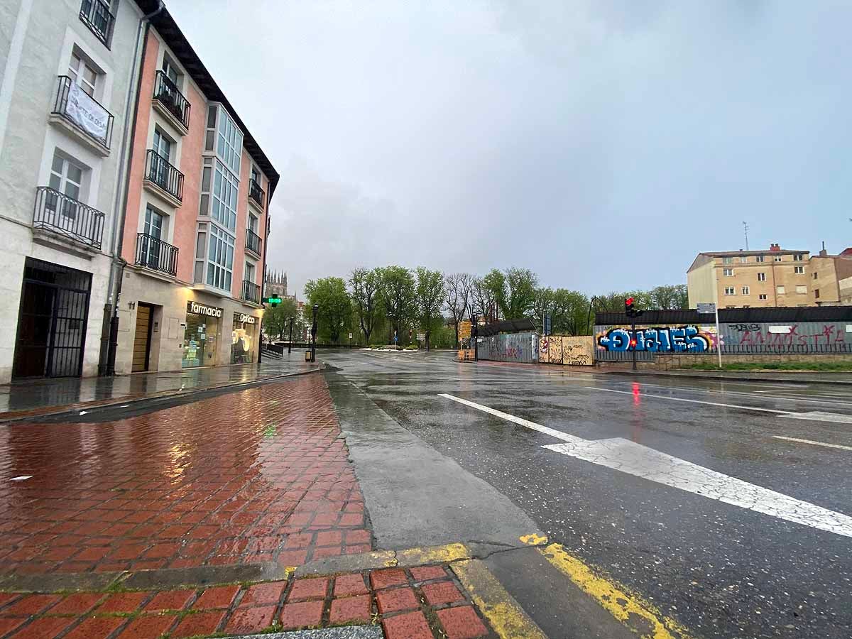 La Catedral, donde se hubiesen congregado este Viernes Santo cientos de personas, sobrecoge bajo la lluvia y la sombra del coronavirus.