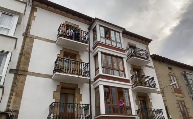 Los músicos de Espinosa de los Monteros tocan la marcha de Semana Santa desdes balcones y ventanas