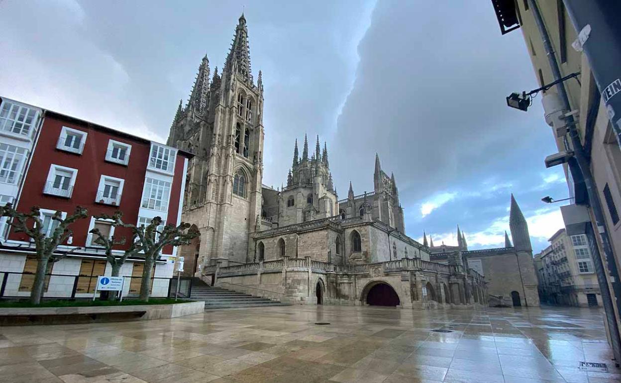 La Catedral sobrecoge bajo la intensa lluvia este Viernes Santo.