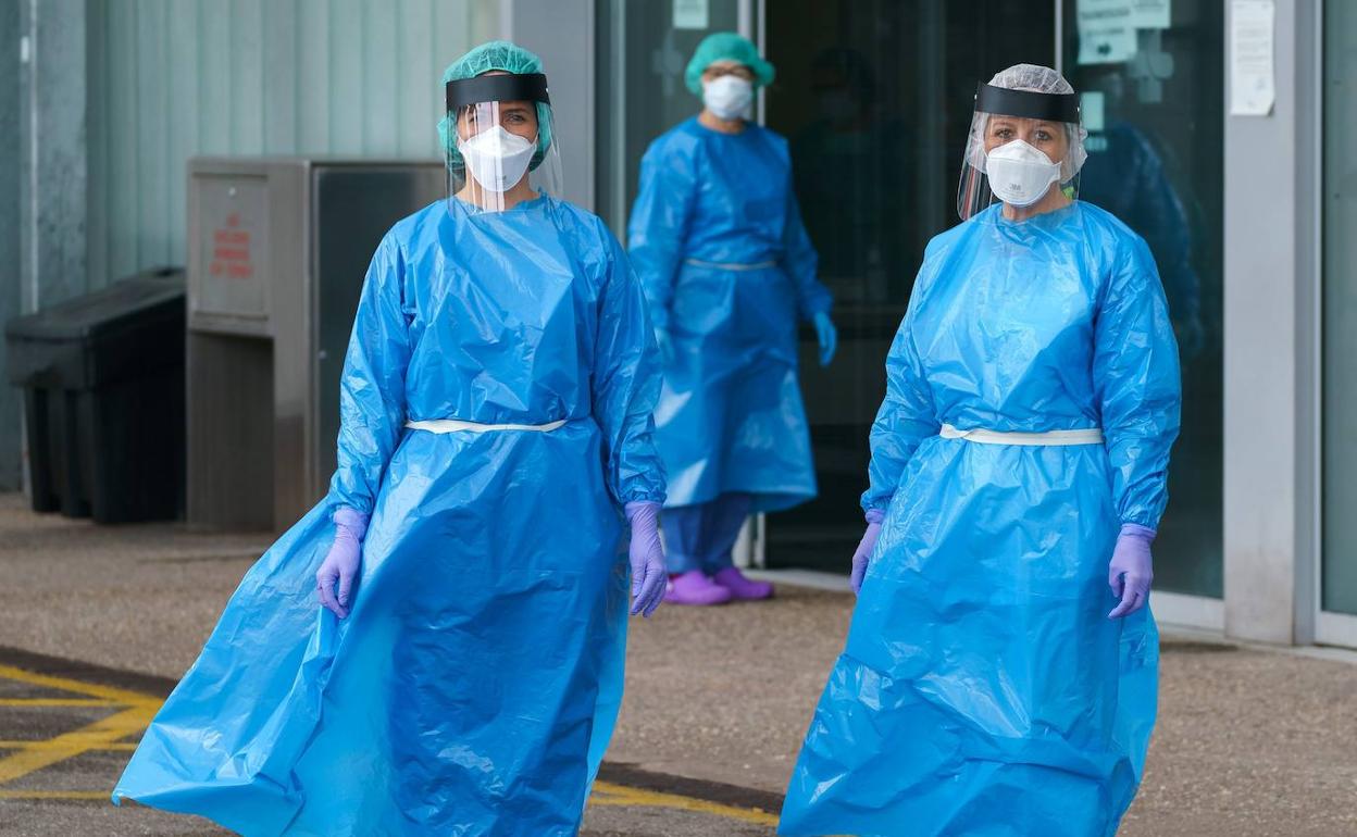 Sanitarios a las puertas del Hospital de Burgos