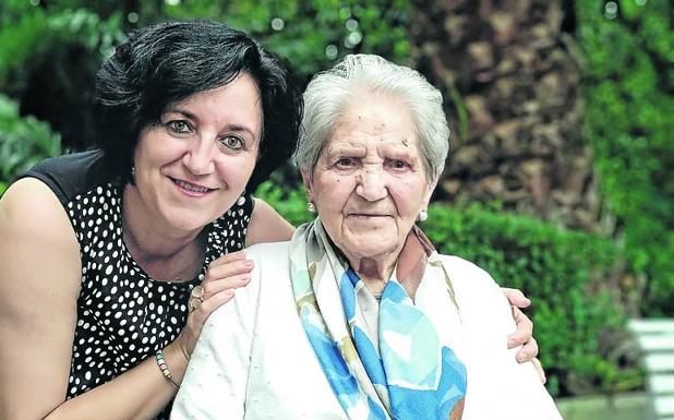 Gloria Oña, con su madre, Pilar Alonso. 