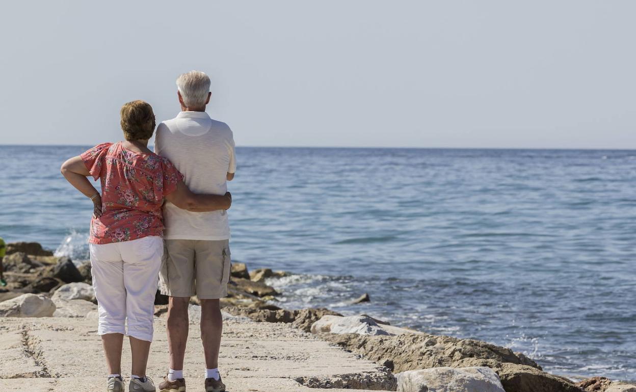 Una pareja frente al mar 