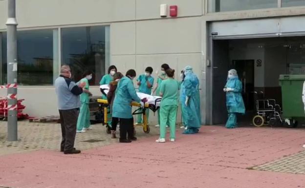 Una paciente de COVID-19 recibe el alta entre aplausos en el hospital de campaña de Aranda de Duero