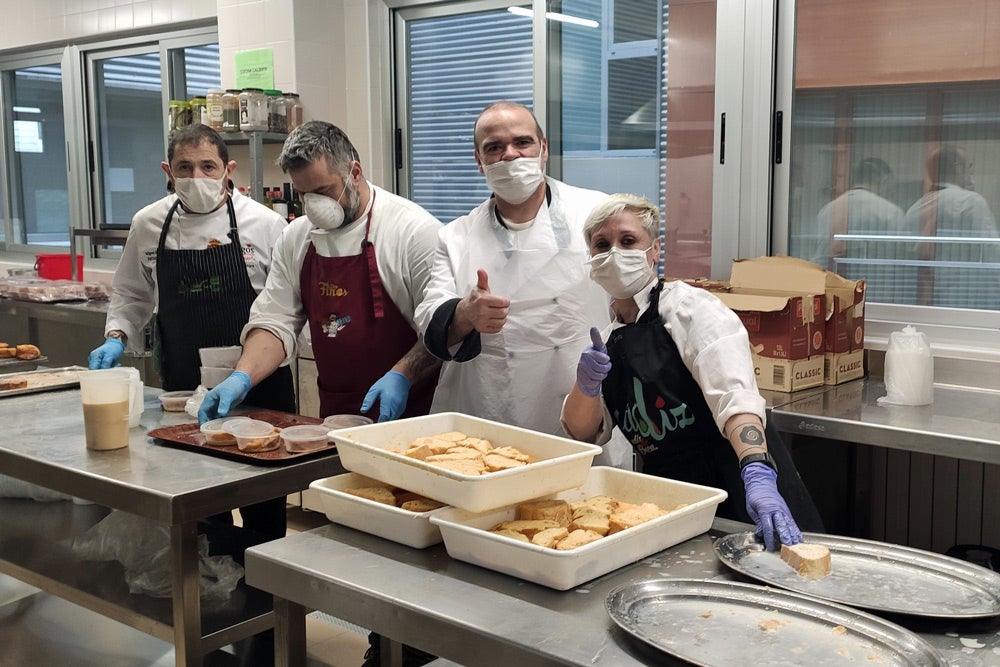 Fotos: Los cocineros de Burgos llevan torrijas a las residencias de mayores