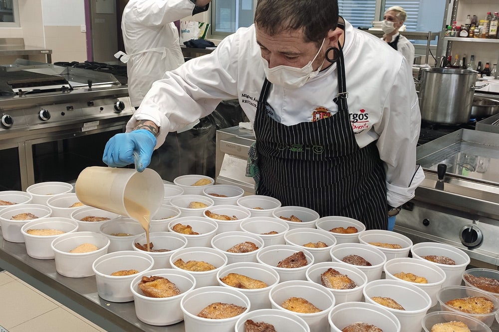 Fotos: Los cocineros de Burgos llevan torrijas a las residencias de mayores