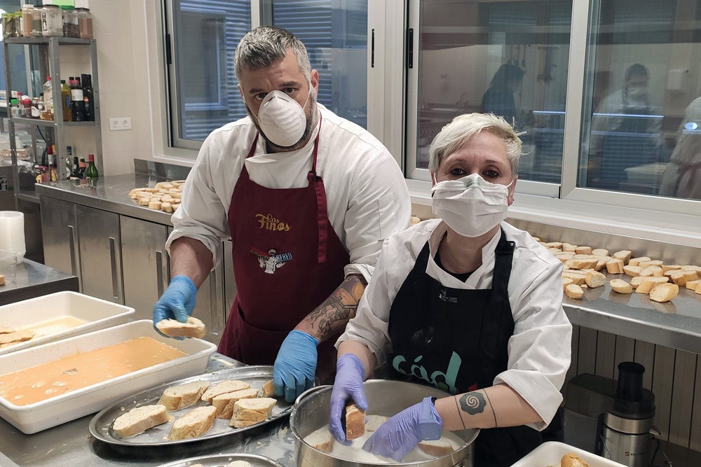 Fotos: Los cocineros de Burgos llevan torrijas a las residencias de mayores