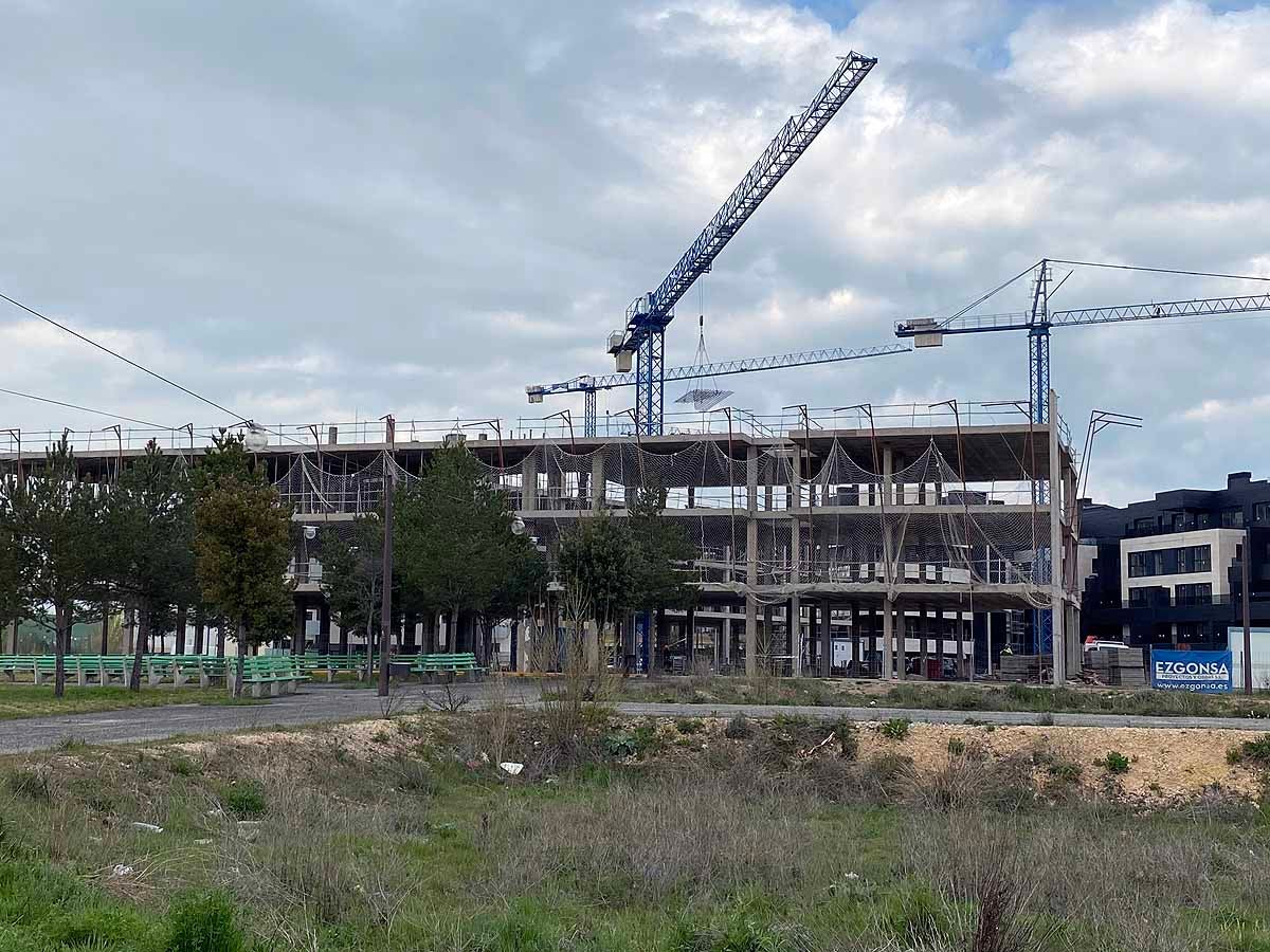 Este lunes se ha visto más peatones y más tráfico en la capital.