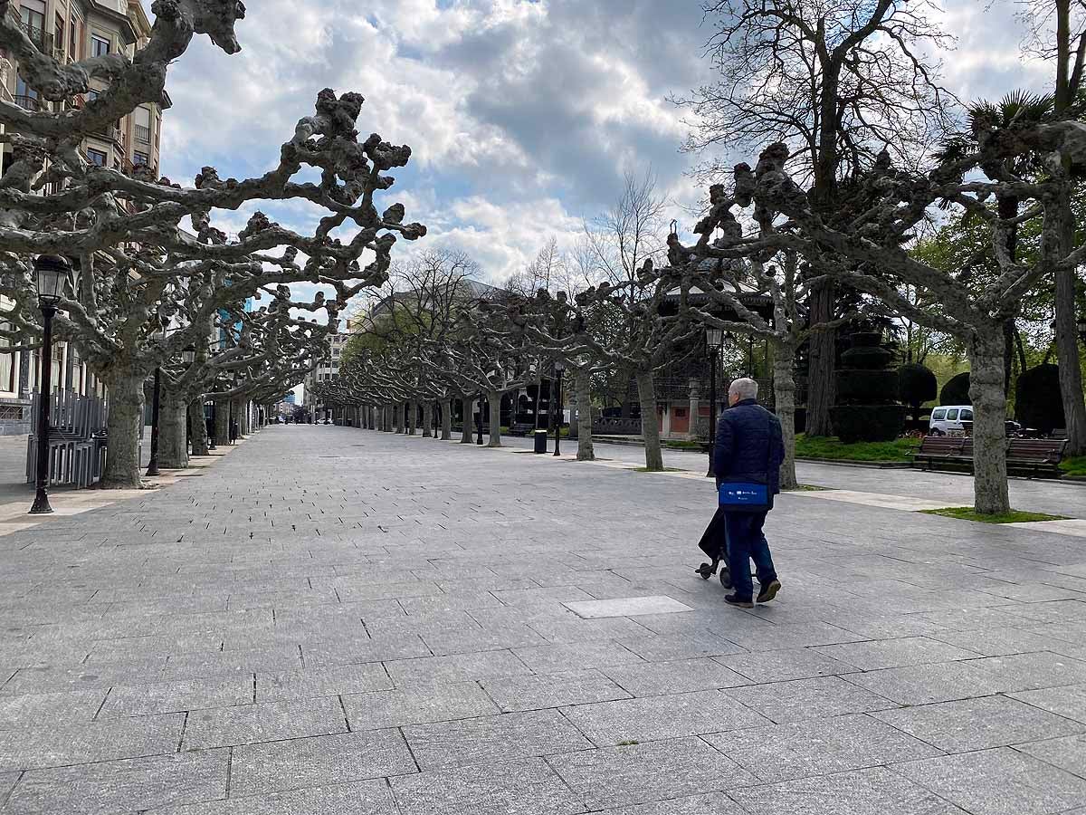 Este lunes se ha visto más peatones y más tráfico en la capital.