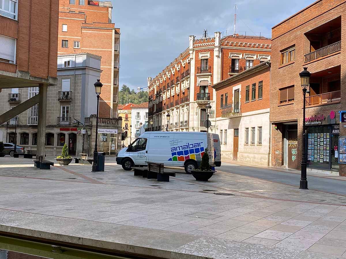 Este lunes se ha visto más peatones y más tráfico en la capital.