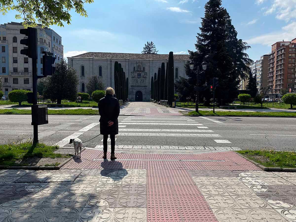 Este lunes se ha visto más peatones y más tráfico en la capital.
