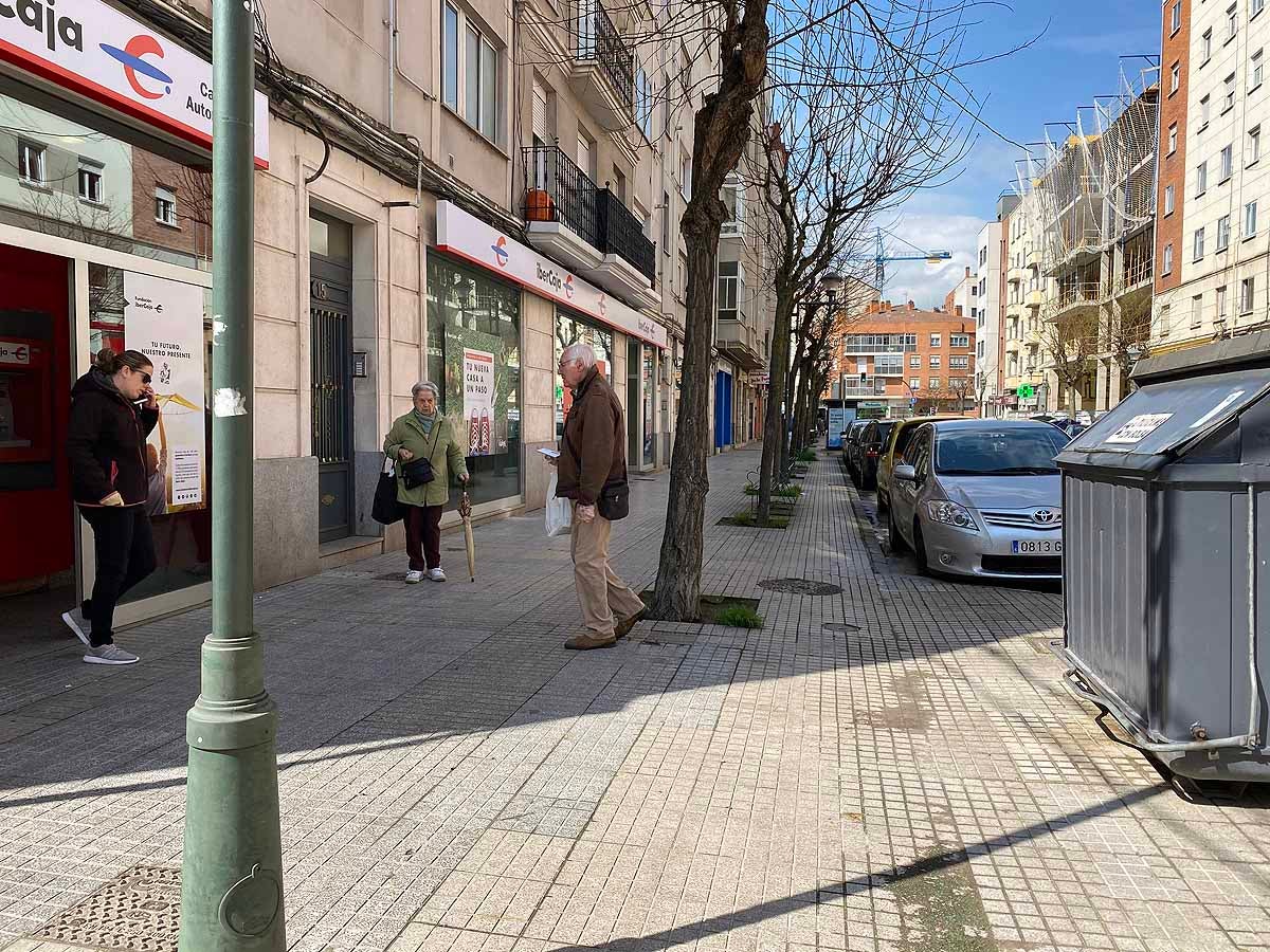 Este lunes se ha visto más peatones y más tráfico en la capital.