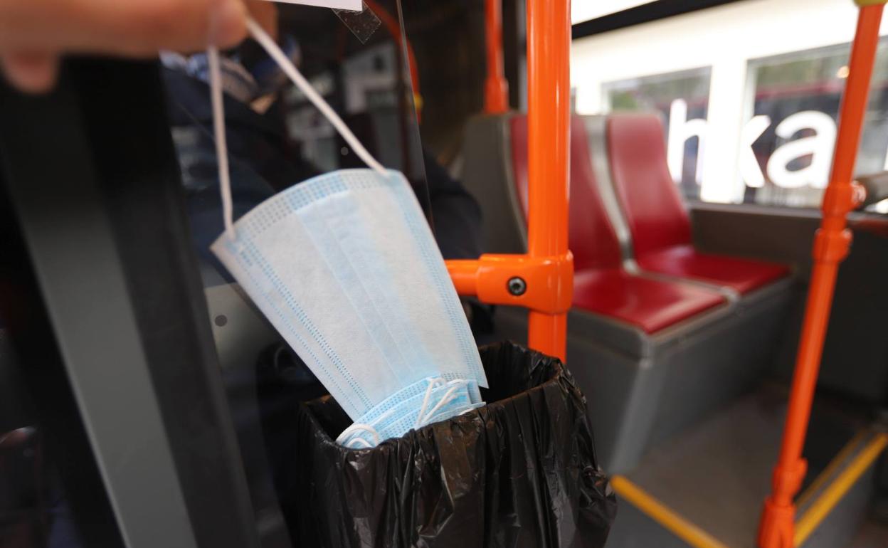 LAs mascarillas se pueden recoger a la entrada de los autobuses. 