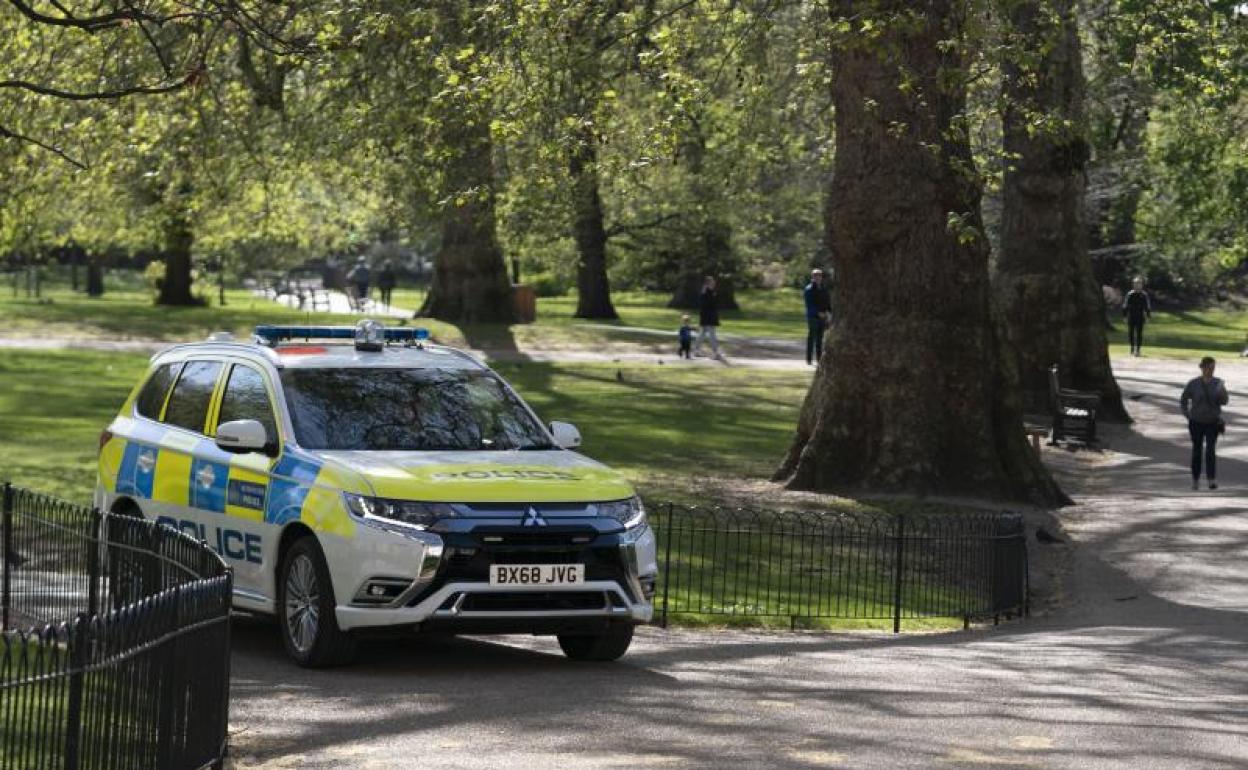 Vehículo policial en un parque de Londres.