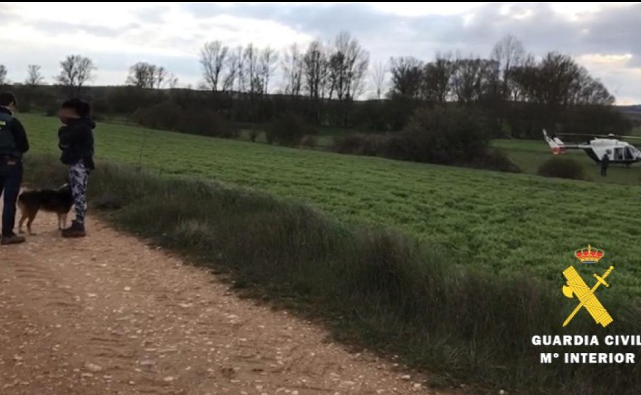 Imagen del agente de la Guardia Civil con la denunciada. 