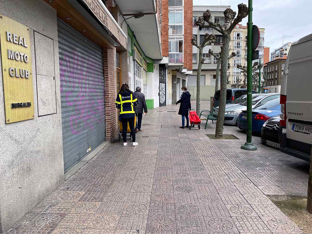 Los tiempos de espera en las tiendas de alimentación volvían a ser muy largos este jueves .