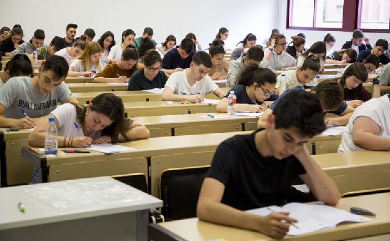 Estudiantes durante un examen. 