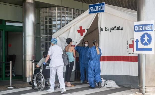 Personal sanitario atiende a varios pacientes en el Hospital José Molina Orosa de Arrecife (Lanzarote).