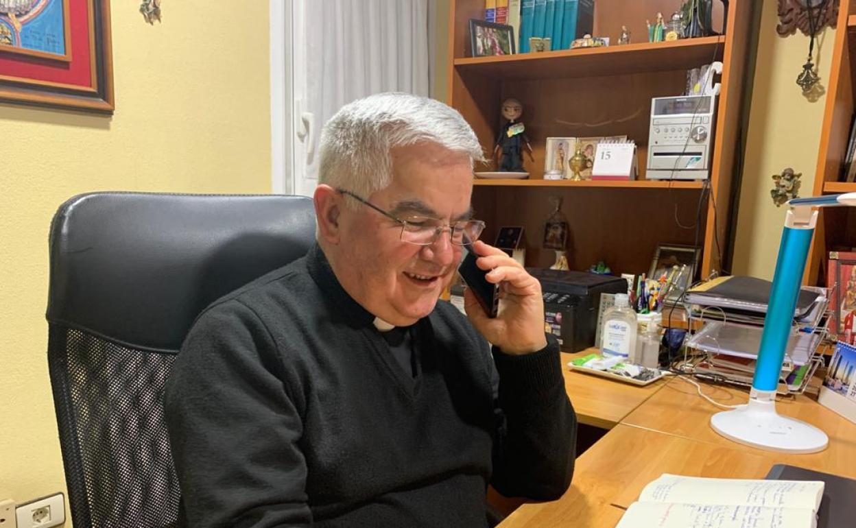 Jesús María, colgado al teléfono en el despacho de su parroquia. 