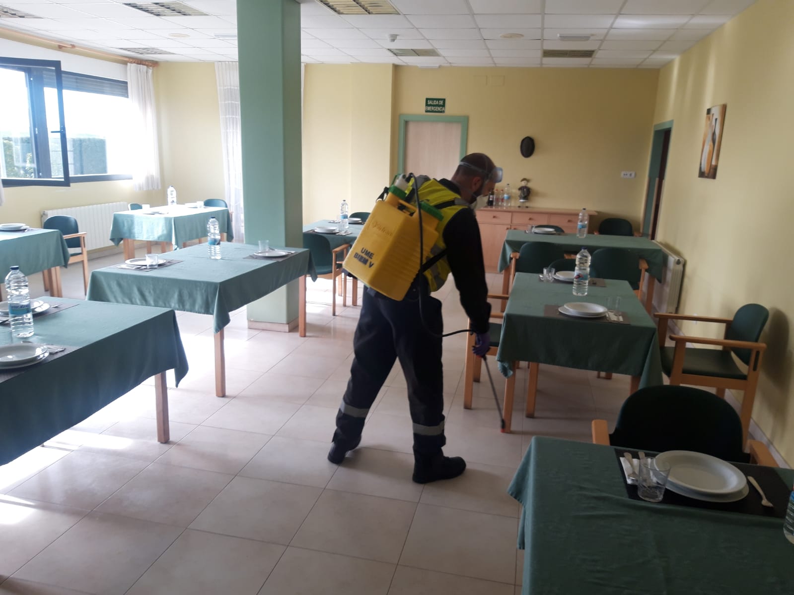 Fotos: La UME se despliega por la provincia para limpiar las residencias de ancianos