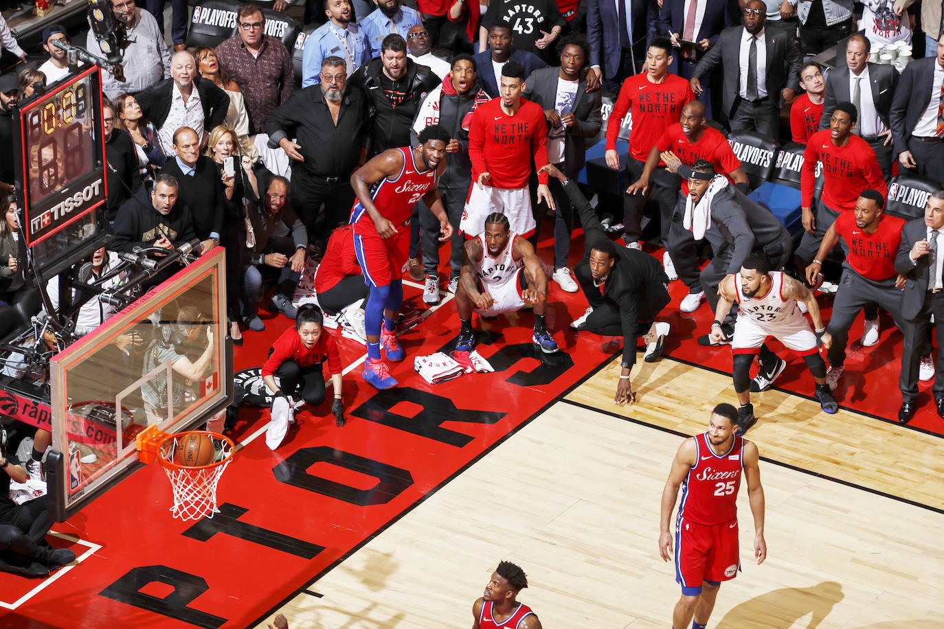 El jugador Kawhi Leonard, de los Toronto Raptors, observa cómo entra un tiro de un compañero, durante el último partido de semifinales de conferencia 2019 de la NBA. La foto, de Mark Blinch, ha sido galardonada con el primer premio en la categoría de 'Deportes'.