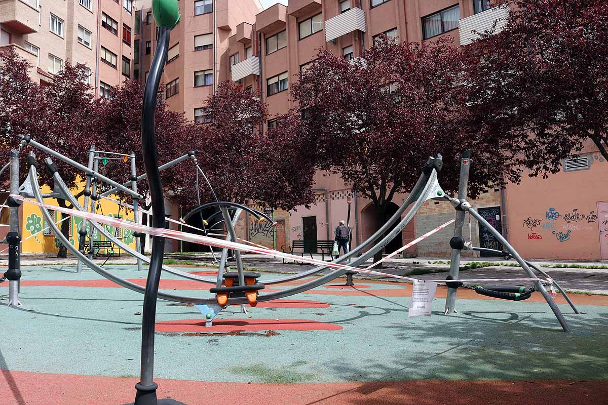 Las calles de Gamonal no soportaban la cantidad de gente habitual para un sábado por la mañana con una temperatura apacible. Si los burgaleses no pueden socializar ni expresarse en la calle, lo hacen en los balcones y ventanas. Los edificios del barrio de Gamonal son un ejemplo de ello.