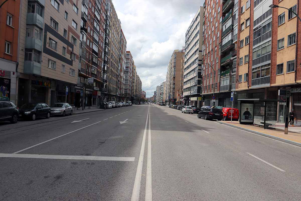 Las calles de Gamonal no soportaban la cantidad de gente habitual para un sábado por la mañana con una temperatura apacible. Si los burgaleses no pueden socializar ni expresarse en la calle, lo hacen en los balcones y ventanas. Los edificios del barrio de Gamonal son un ejemplo de ello.