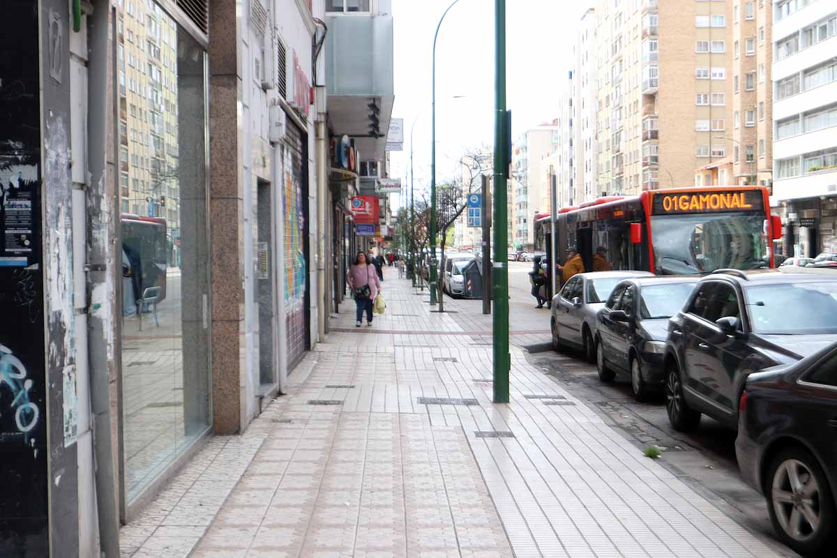 Las calles de Gamonal no soportaban la cantidad de gente habitual para un sábado por la mañana con una temperatura apacible. Si los burgaleses no pueden socializar ni expresarse en la calle, lo hacen en los balcones y ventanas. Los edificios del barrio de Gamonal son un ejemplo de ello.