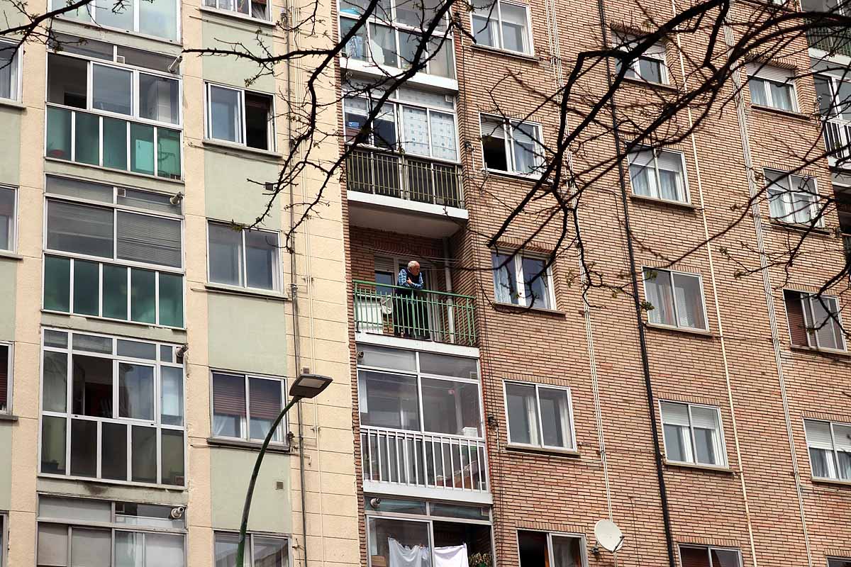 Las calles de Gamonal no soportaban la cantidad de gente habitual para un sábado por la mañana con una temperatura apacible. Si los burgaleses no pueden socializar ni expresarse en la calle, lo hacen en los balcones y ventanas. Los edificios del barrio de Gamonal son un ejemplo de ello.