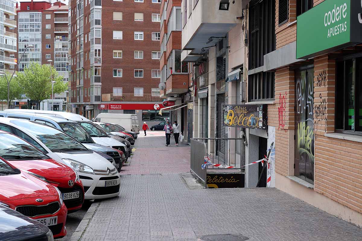 Las calles de Gamonal no soportaban la cantidad de gente habitual para un sábado por la mañana con una temperatura apacible. Si los burgaleses no pueden socializar ni expresarse en la calle, lo hacen en los balcones y ventanas. Los edificios del barrio de Gamonal son un ejemplo de ello.