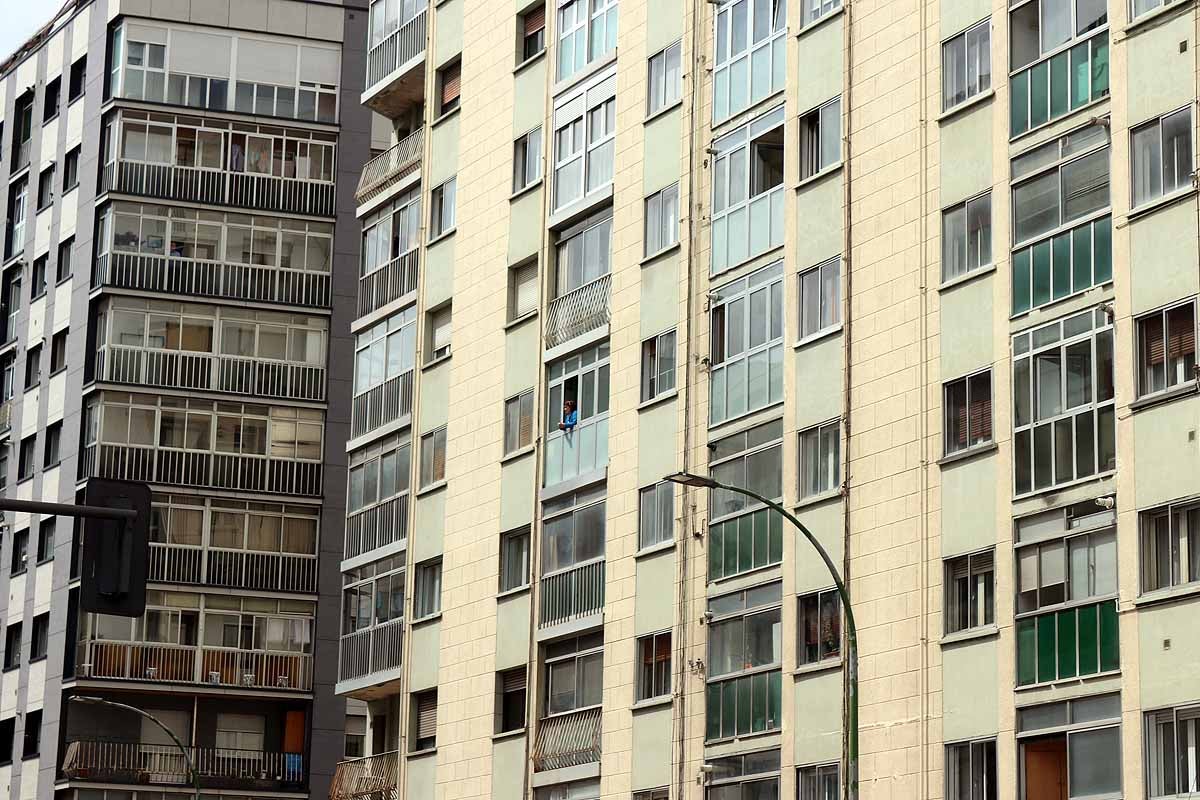 Las calles de Gamonal no soportaban la cantidad de gente habitual para un sábado por la mañana con una temperatura apacible. Si los burgaleses no pueden socializar ni expresarse en la calle, lo hacen en los balcones y ventanas. Los edificios del barrio de Gamonal son un ejemplo de ello.