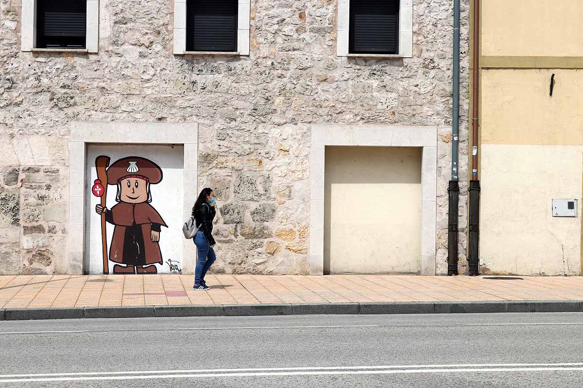 Las calles de Gamonal no soportaban la cantidad de gente habitual para un sábado por la mañana con una temperatura apacible. Si los burgaleses no pueden socializar ni expresarse en la calle, lo hacen en los balcones y ventanas. Los edificios del barrio de Gamonal son un ejemplo de ello.