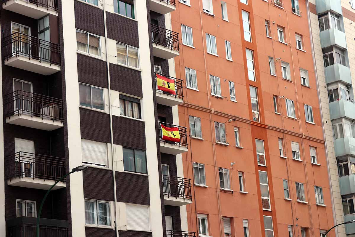 Las calles de Gamonal no soportaban la cantidad de gente habitual para un sábado por la mañana con una temperatura apacible. Si los burgaleses no pueden socializar ni expresarse en la calle, lo hacen en los balcones y ventanas. Los edificios del barrio de Gamonal son un ejemplo de ello.