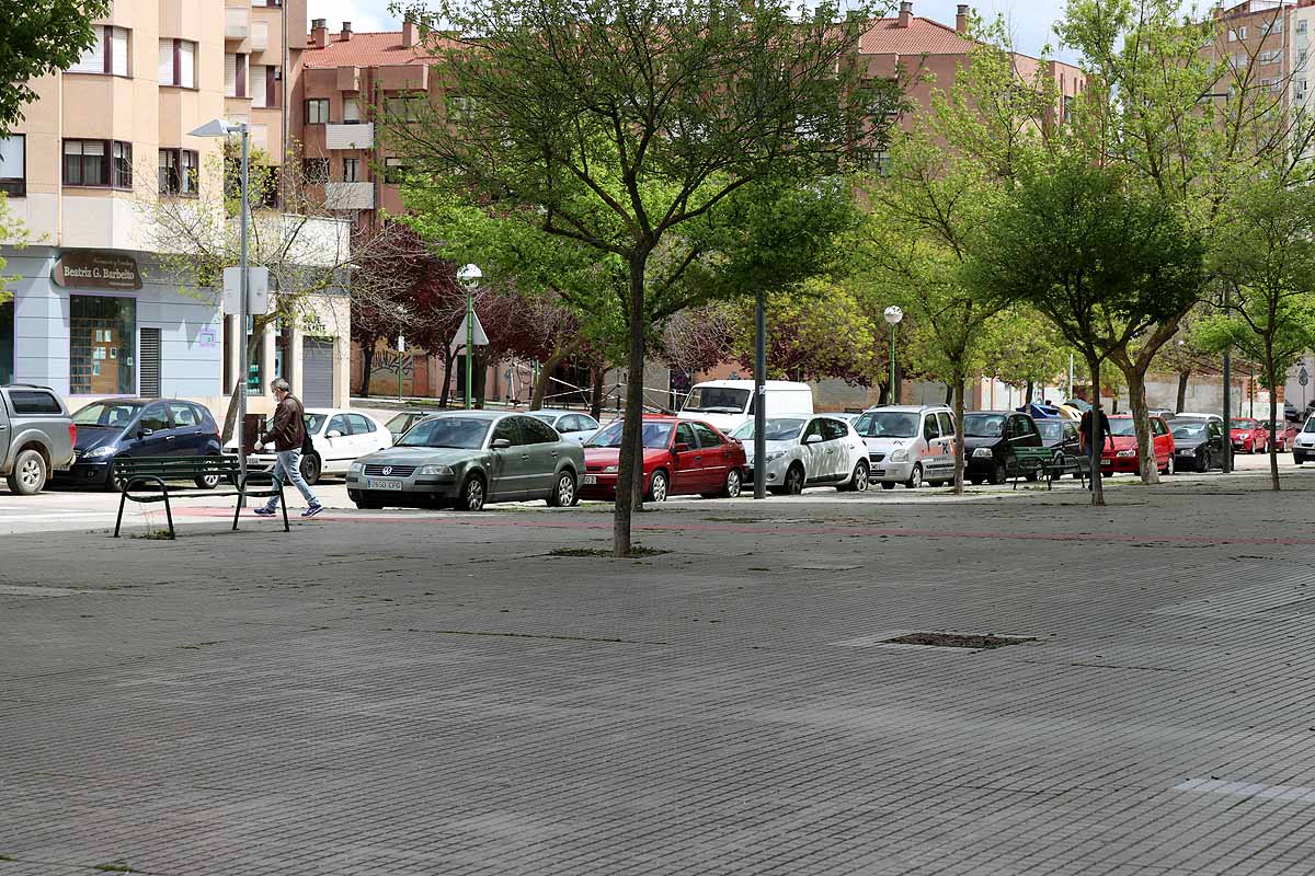 Las calles de Gamonal no soportaban la cantidad de gente habitual para un sábado por la mañana con una temperatura apacible. Si los burgaleses no pueden socializar ni expresarse en la calle, lo hacen en los balcones y ventanas. Los edificios del barrio de Gamonal son un ejemplo de ello.