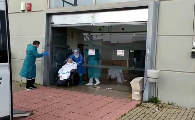 Francisca y Olvido, dos octogenarias reciben el alta entre aplausos en el hospital de campaña de Aranda