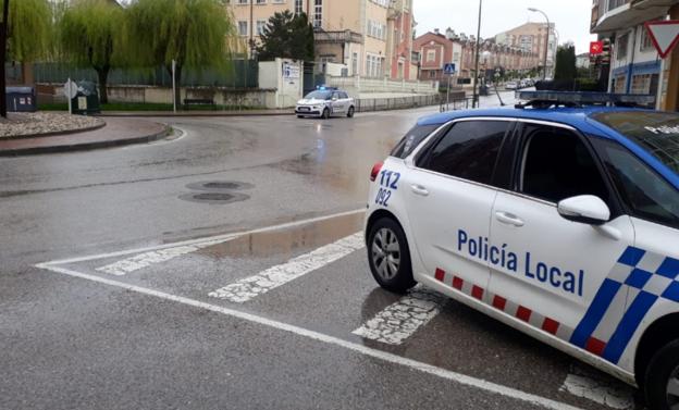 Denunciados cuatro burgaleses a los que Policía Local pilló de madrugada en grupo en la calle